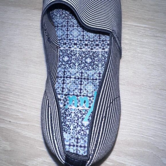 YUU Bevel Blue/White Stripe Elastic Slip-on NWOT Women's 5.5 - Picture 8 of 10